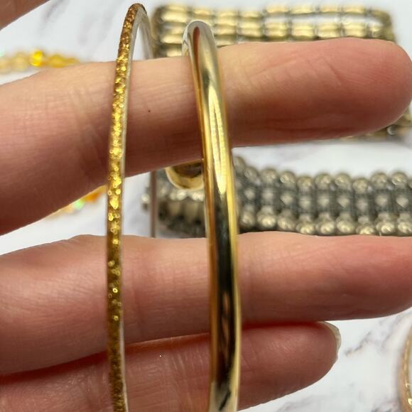 10 assorted style gold tone bracelets - Picture 9 of 12
